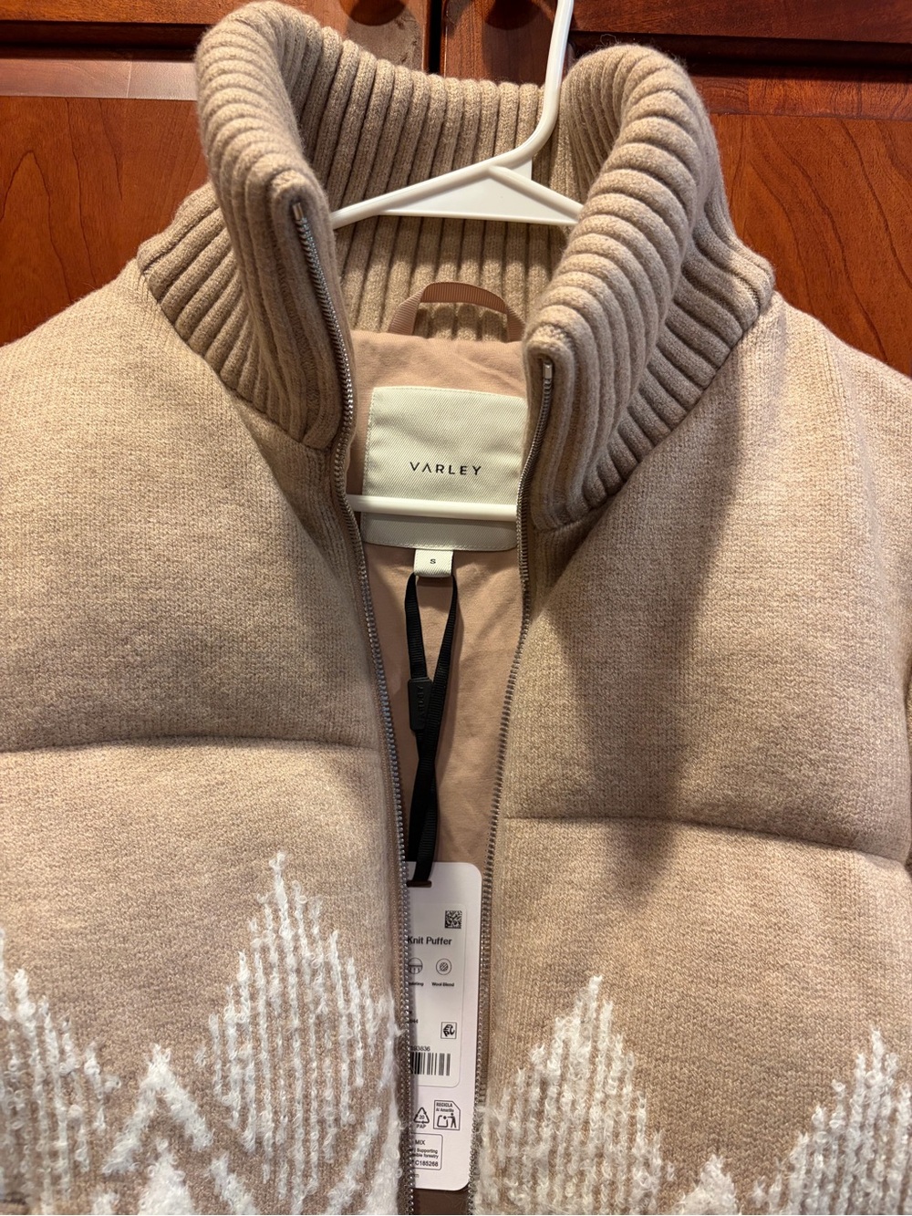 Varley Beige & White Geometric Puffer Jacket - Picture 4 of 8